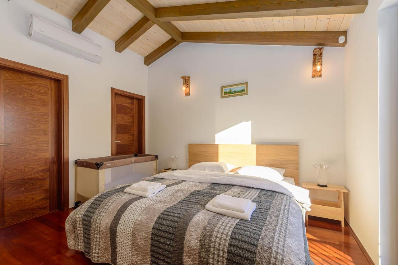 Villa David - Luxurious Secluded Villa With A Heated Pool Butkovići 外观 照片