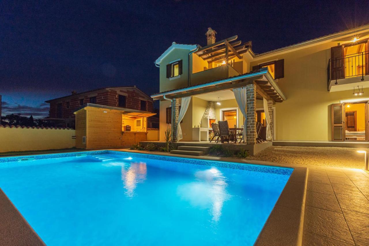 Villa David - Luxurious Secluded Villa With A Heated Pool Butkovići 外观 照片