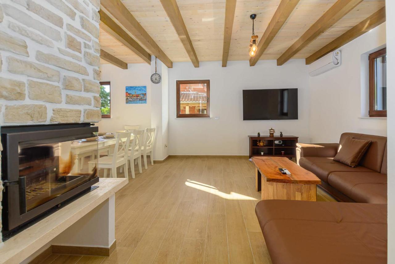 Villa David - Luxurious Secluded Villa With A Heated Pool Butkovići 外观 照片