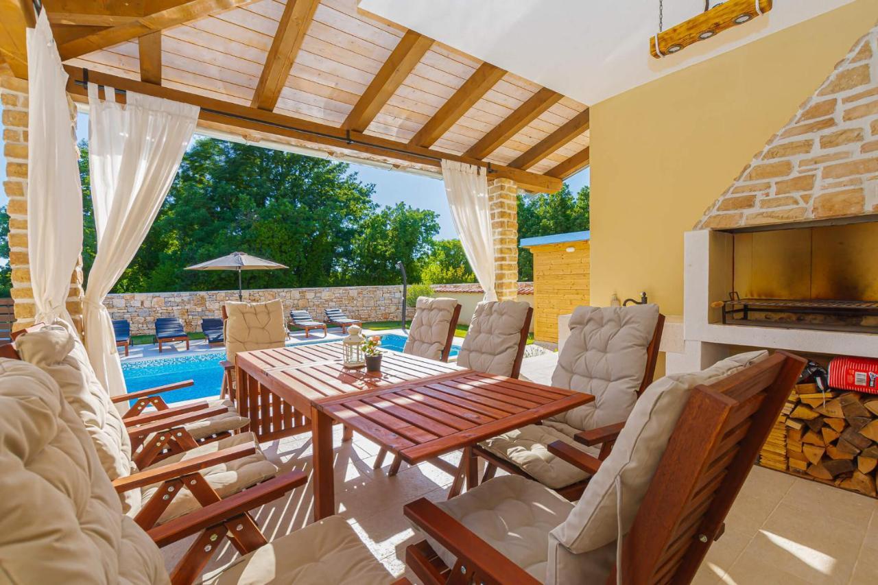 Villa David - Luxurious Secluded Villa With A Heated Pool Butkovići 外观 照片